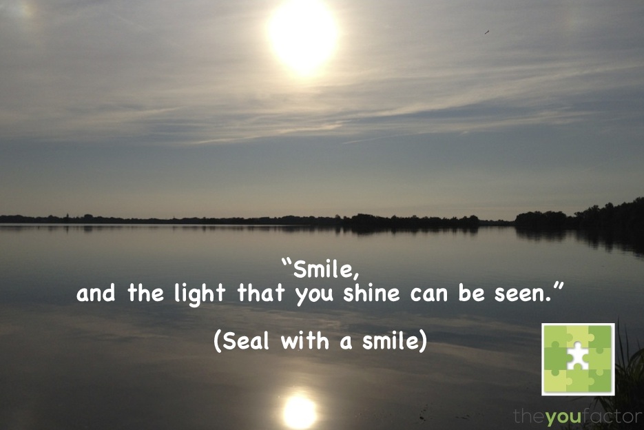 quote Seal whit a smile: Smile, and the light that you shine can be seen.